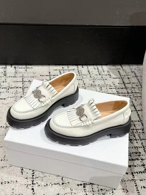 👟👟Ex-factory price 700👟👟 Dior 25/early spring new coin tassel thick-soled loafers made of black calf leather with white leather tassels to show a contrasting layering. The tassels are embellished with silver lucky star metal medals. They are very exquisite, comfortable and good-looking💯 and easy to match. Can be worn in spring, summer, autumn and winter! ✔️Upper: original imported open-edge beaded cowhide ✔️Inner lining: water-dyed cowhide ✔️Sole: original rubber foam outsole ✔️Size: 35-41 (40.41 customized, non-refundable)